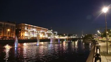 Drainage kanalındaki fıskiyeler. Bolotnaya Embankment ve Kadashevskaya Naberezhnaya (Embankment). Luzhkov (Tretyakov) köprüsü (gece), Moskova şehir tarihi merkezi, popüler bir dönüm noktası. Rusya 