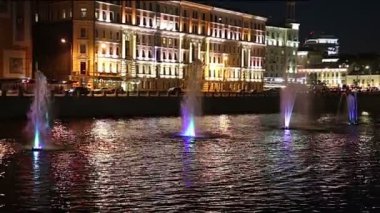 Drainage kanalındaki fıskiyeler. Bolotnaya Embankment ve Kadashevskaya Naberezhnaya (Embankment). Luzhkov (Tretyakov) köprüsü (gece), Moskova şehir tarihi merkezi, popüler bir dönüm noktası. Rusya 