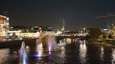 Drainage kanalındaki fıskiyeler. Bolotnaya Embankment ve Kadashevskaya Naberezhnaya (Embankment). Luzhkov (Tretyakov) köprüsü (gece), Moskova şehir tarihi merkezi, popüler bir dönüm noktası. Rusya 