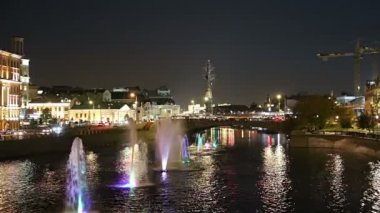Drainage kanalındaki fıskiyeler. Bolotnaya Embankment ve Kadashevskaya Naberezhnaya (Embankment). Luzhkov (Tretyakov) köprüsü (gece), Moskova şehir tarihi merkezi, popüler bir dönüm noktası. Rusya 