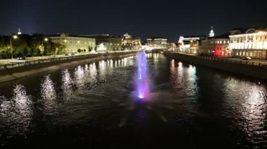 Drainage kanalındaki fıskiyeler. Bolotnaya Embankment ve Kadashevskaya Naberezhnaya (Embankment). Luzhkov (Tretyakov) köprüsü (gece), Moskova şehir tarihi merkezi, popüler bir dönüm noktası. Rusya 