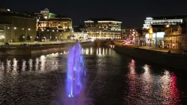 Drainage kanalındaki fıskiyeler. Bolotnaya Embankment ve Kadashevskaya Naberezhnaya (Embankment). Luzhkov (Tretyakov) köprüsü (gece), Moskova şehir tarihi merkezi, popüler bir dönüm noktası. Rusya 
