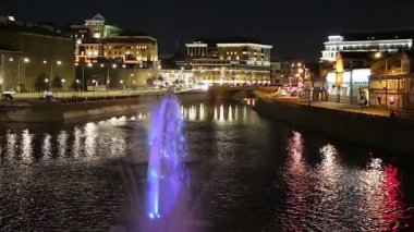 Drainage kanalındaki fıskiyeler. Bolotnaya Embankment ve Kadashevskaya Naberezhnaya (Embankment). Luzhkov (Tretyakov) köprüsü (gece), Moskova şehir tarihi merkezi, popüler bir dönüm noktası. Rusya 