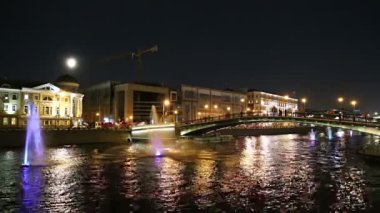 Drainage kanalındaki fıskiyeler. Bolotnaya Embankment ve Kadashevskaya Naberezhnaya (Embankment). Luzhkov (Tretyakov) köprüsü (gece), Moskova şehir tarihi merkezi, popüler bir dönüm noktası. Rusya 