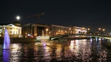 Drainage kanalındaki fıskiyeler. Bolotnaya Embankment ve Kadashevskaya Naberezhnaya (Embankment). Luzhkov (Tretyakov) köprüsü (gece), Moskova şehir tarihi merkezi, popüler bir dönüm noktası. Rusya 