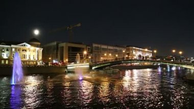 Drainage kanalındaki fıskiyeler. Bolotnaya Embankment ve Kadashevskaya Naberezhnaya (Embankment). Luzhkov (Tretyakov) köprüsü (gece), Moskova şehir tarihi merkezi, popüler bir dönüm noktası. Rusya 
