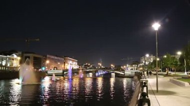 Drainage kanalındaki fıskiyeler. Bolotnaya Embankment ve Kadashevskaya Naberezhnaya (Embankment). Luzhkov (Tretyakov) köprüsü (gece), Moskova şehir tarihi merkezi, popüler bir dönüm noktası. Rusya 