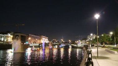 Drainage kanalındaki fıskiyeler. Bolotnaya Embankment ve Kadashevskaya Naberezhnaya (Embankment). Luzhkov (Tretyakov) köprüsü (gece), Moskova şehir tarihi merkezi, popüler bir dönüm noktası. Rusya 
