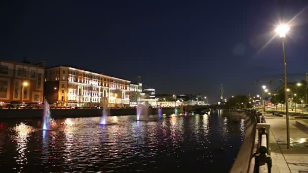 Fontes Canal Drenagem Bolotnaya Embankment Kadashevskaya Naberezhnaya Embankment Ponte Luzhkov — Vídeo de Stock