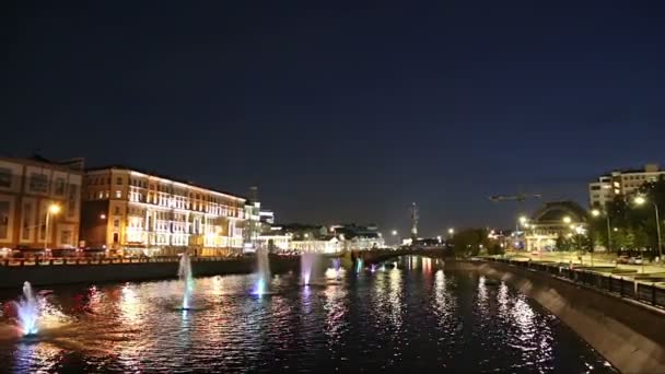 ในช องระบายน ทะเลสาบ Bolotnaya และ Kadashevskaya Naberezhnaya Embankment สะพาน Luzhkov — วีดีโอสต็อก