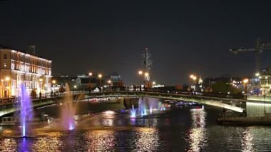 Drainage kanalındaki fıskiyeler. Bolotnaya Embankment ve Kadashevskaya Naberezhnaya (Embankment). Luzhkov (Tretyakov) köprüsü (gece), Moskova şehir tarihi merkezi, popüler bir dönüm noktası. Rusya 