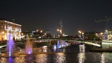 Drainage kanalındaki fıskiyeler. Bolotnaya Embankment ve Kadashevskaya Naberezhnaya (Embankment). Luzhkov (Tretyakov) köprüsü (gece), Moskova şehir tarihi merkezi, popüler bir dönüm noktası. Rusya 