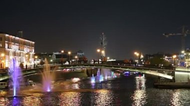 Drainage kanalındaki fıskiyeler. Bolotnaya Embankment ve Kadashevskaya Naberezhnaya (Embankment). Luzhkov (Tretyakov) köprüsü (gece), Moskova şehir tarihi merkezi, popüler bir dönüm noktası. Rusya 