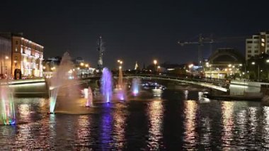 Drainage kanalındaki fıskiyeler. Bolotnaya Embankment ve Kadashevskaya Naberezhnaya (Embankment). Luzhkov (Tretyakov) köprüsü (gece), Moskova şehir tarihi merkezi, popüler bir dönüm noktası. Rusya 