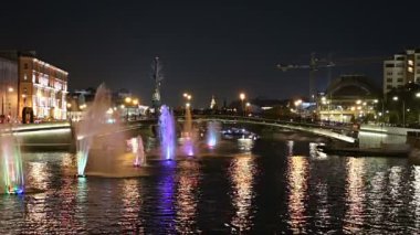 Drainage kanalındaki fıskiyeler. Bolotnaya Embankment ve Kadashevskaya Naberezhnaya (Embankment). Luzhkov (Tretyakov) köprüsü (gece), Moskova şehir tarihi merkezi, popüler bir dönüm noktası. Rusya 