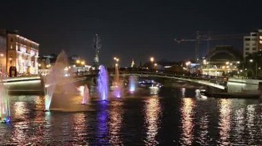Drainage kanalındaki fıskiyeler. Bolotnaya Embankment ve Kadashevskaya Naberezhnaya (Embankment). Luzhkov (Tretyakov) köprüsü (gece), Moskova şehir tarihi merkezi, popüler bir dönüm noktası. Rusya 