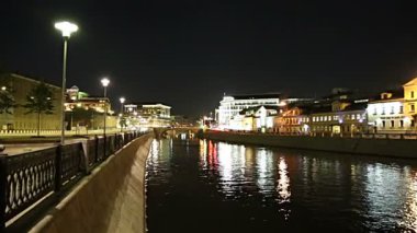 Drenaj kanalı. Bolotnaya Embankment ve Kadashevskaya Naberezhnaya (Embankment). Moskova tarihi merkezi, popüler bir dönüm noktası. Rusya     