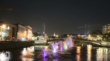 Drainage kanalındaki fıskiyeler. Bolotnaya Embankment ve Kadashevskaya Naberezhnaya (Embankment). Luzhkov (Tretyakov) köprüsü (gece), Moskova şehir tarihi merkezi, popüler bir dönüm noktası. Rusya 