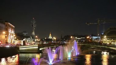 Drainage kanalındaki fıskiyeler. Bolotnaya Embankment ve Kadashevskaya Naberezhnaya (Embankment). Luzhkov (Tretyakov) köprüsü (gece), Moskova şehir tarihi merkezi, popüler bir dönüm noktası. Rusya 