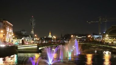 Drainage kanalındaki fıskiyeler. Bolotnaya Embankment ve Kadashevskaya Naberezhnaya (Embankment). Luzhkov (Tretyakov) köprüsü (gece), Moskova şehir tarihi merkezi, popüler bir dönüm noktası. Rusya 