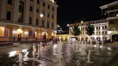 Moskova, Rusya, 09 Eylül 2019: Bolotnaya Embankment 'taki çeşmeler (gece), Moskova' nın tarihi merkezi, popüler kent simgesi. Rusya  