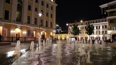 Moskova, Rusya, 09 Eylül 2019: Bolotnaya Embankment 'taki çeşmeler (gece), Moskova' nın tarihi merkezi, popüler kent simgesi. Rusya  