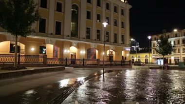 Moskova, Rusya, 09 Eylül 2019: Bolotnaya Embankment 'taki çeşmeler (gece), Moskova' nın tarihi merkezi, popüler kent simgesi. Rusya  