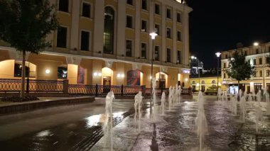 Moskova, Rusya, 09 Eylül 2019: Bolotnaya Embankment 'taki çeşmeler (gece), Moskova' nın tarihi merkezi, popüler kent simgesi. Rusya  