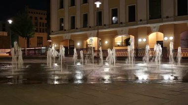 Moskova, Rusya, 09 Eylül 2019: Bolotnaya Embankment 'taki çeşmeler (gece), Moskova' nın tarihi merkezi, popüler kent simgesi. Rusya  