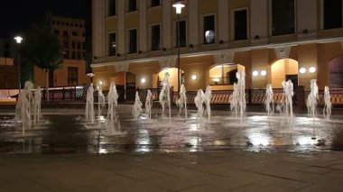 Moskova, Rusya, 09 Eylül 2019: Bolotnaya Embankment 'taki çeşmeler (gece), Moskova' nın tarihi merkezi, popüler kent simgesi. Rusya  