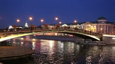 Moskova, Rusya 09 Eylül 2019: Luzhkov (Tretyakov) drenaj kanalındaki köprü. Bolotnaya Embankment ve Kadashevskaya Naberezhnaya (Embankment), geceleri Moskova 'nın tarihi merkezi, popüler kent simgesi. Rusya   