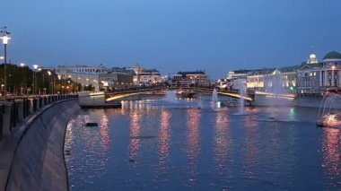 Drainage kanalındaki fıskiyeler. Bolotnaya Embankment ve Kadashevskaya Naberezhnaya (Embankment). Luzhkov (Tretyakov) köprüsü (gece), Moskova şehir tarihi merkezi, popüler bir dönüm noktası. Rusya  