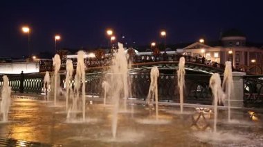 Moskova, Rusya, 09 Eylül 2019: Bolotnaya Embankment 'taki çeşmeler (gece), Moskova' nın tarihi merkezi, popüler kent simgesi. Rusya    