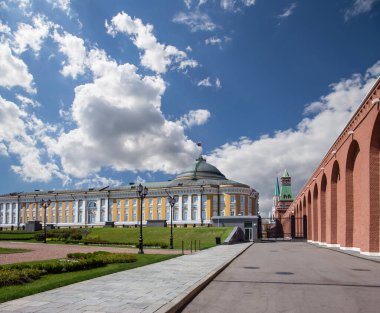 Moskova Kremlin 'in içinde, Rusya (gün, bulutlu gökyüzüne karşı). 