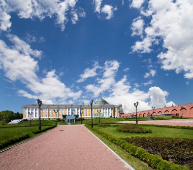Moskova Kremlin 'in içinde, Rusya (gün, bulutlu gökyüzüne karşı). 