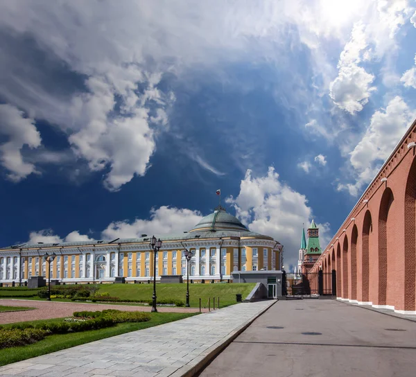 Inne Moskva Kreml Ryssland Dag Mot Den Molniga Himlen — Stockfoto