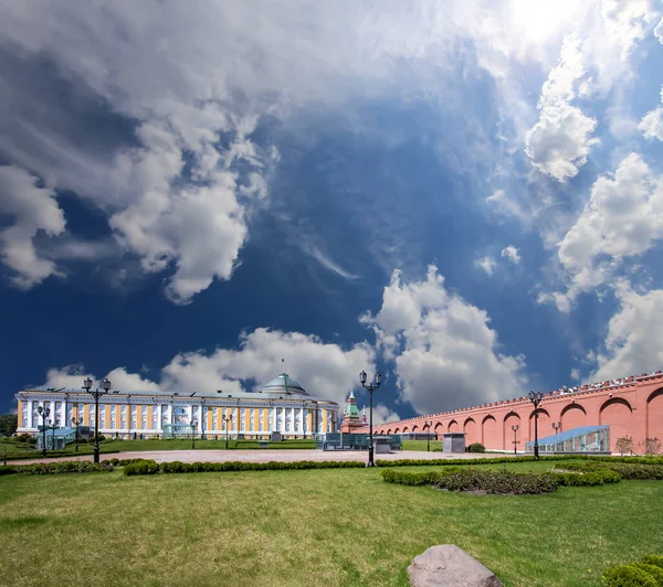 Inne Moskva Kreml Ryssland Dag Mot Den Molniga Himlen — Stockfoto