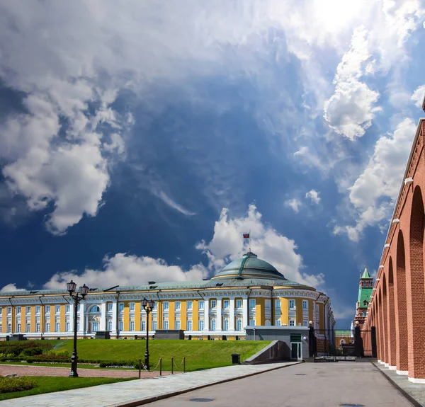 Внутри Московского Кремля Россия День Фоне Облачного Неба — стоковое фото