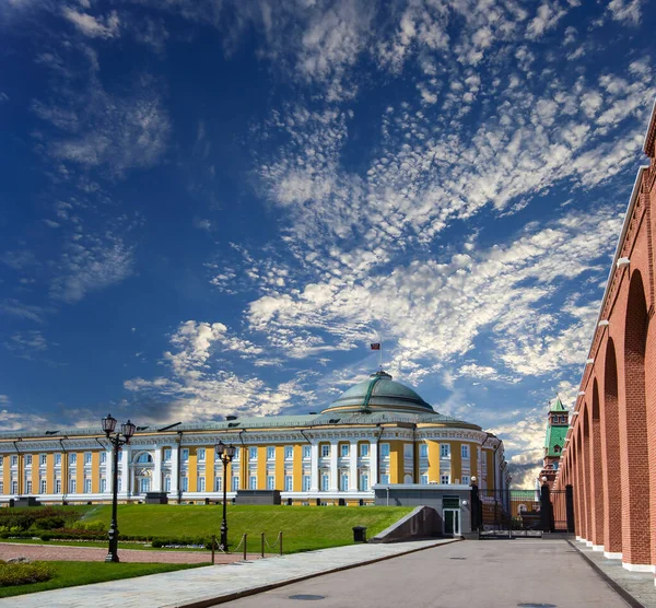 Внутри Московского Кремля Россия День Фоне Облачного Неба — стоковое фото