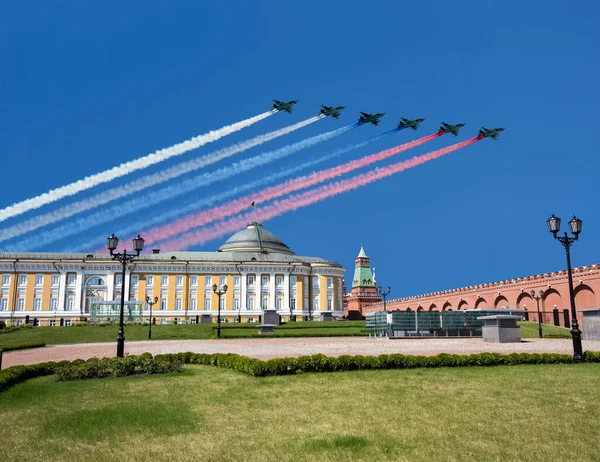 Aviones Militares Rusos Vuelan Formación Sobre Kremlin Moscú Durante Desfile —  Fotos de Stock
