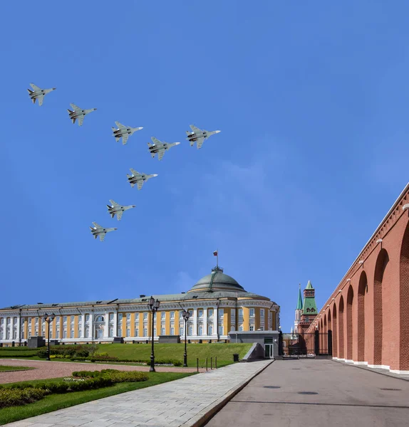 Gli Aerei Militari Russi Volano Formazione Sopra Cremlino Mosca Durante — Foto Stock