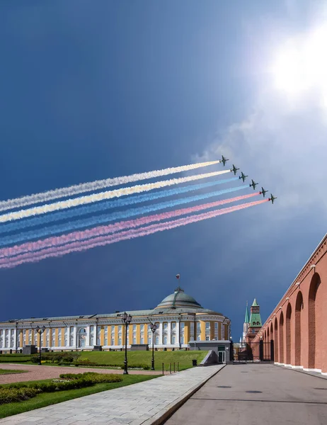 Des Avions Militaires Russes Volent Formation Dessus Kremlin Moscou Pendant — Photo