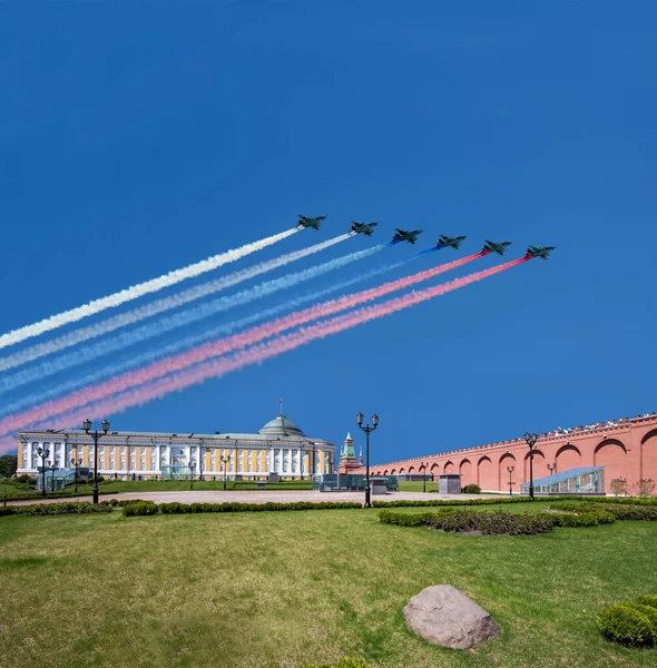 Gli Aerei Militari Russi Volano Formazione Sopra Cremlino Mosca Durante — Foto Stock