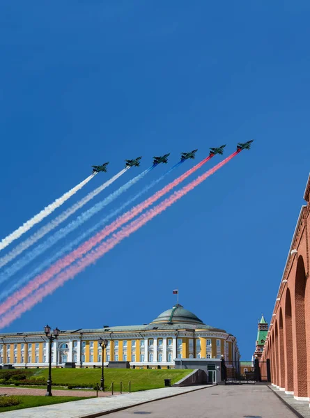 Russian Military Aircrafts Fly Formation Moscow Kremlin Victory Day Wwii — Stock Photo, Image