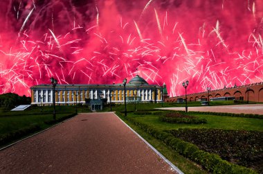 Rusya 'da Zafer Günü (2. Dünya Savaşı) sırasında Moskova Kremlin üzerinde havai fişek gösterisi 