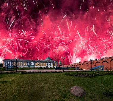 Rusya 'da Zafer Günü (2. Dünya Savaşı) sırasında Moskova Kremlin üzerinde havai fişek gösterisi 