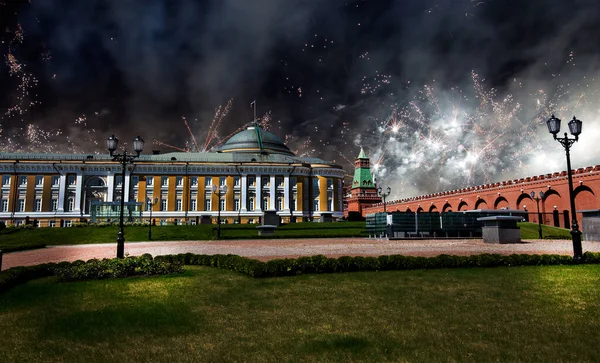 Πυροτεχνήματα Πάνω Από Κρεμλίνο Της Μόσχας Κατά Διάρκεια Της Ημέρας — Φωτογραφία Αρχείου