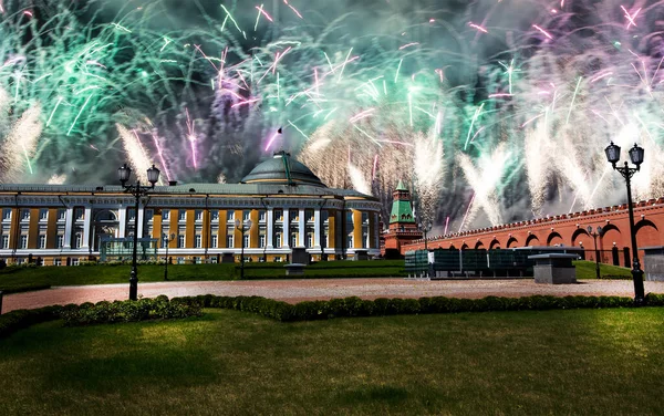 胜利日 俄罗斯莫斯科克里姆林宫上空的烟火 — 图库照片