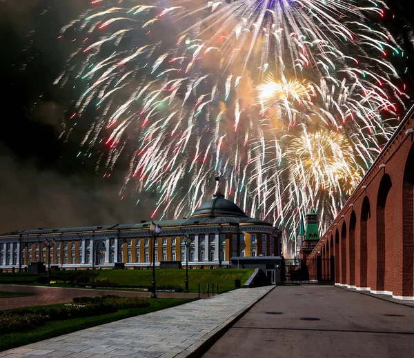 Rusya Zafer Günü Dünya Savaşı Sırasında Moskova Kremlin Üzerinde Havai — Stok fotoğraf