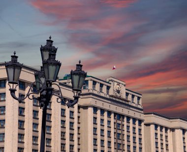 Rusya Federasyonu Federal Meclisi 'nin Devlet Duma binası. Gün batımından önce bulutlu güzel bir gökyüzü, Moskova, Rusya.   